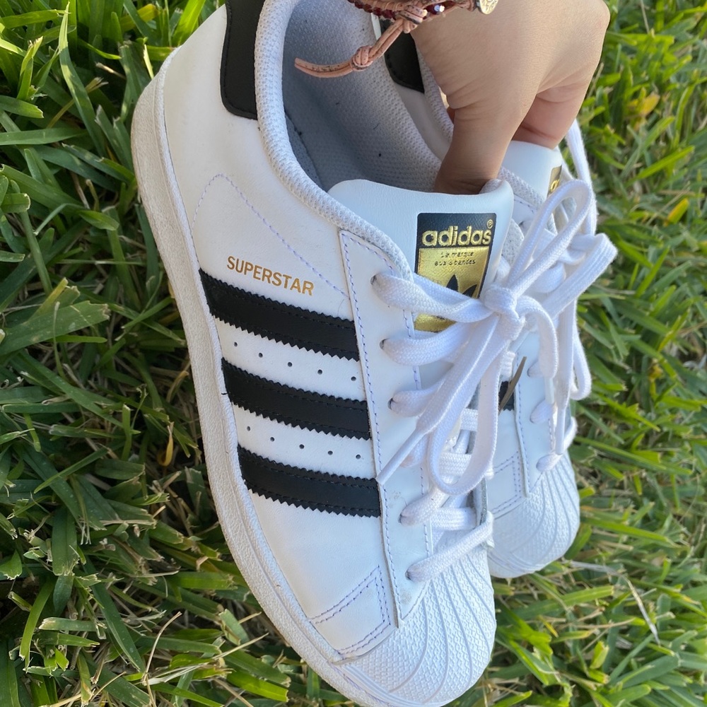 Adidas superstars J women’s 7.5